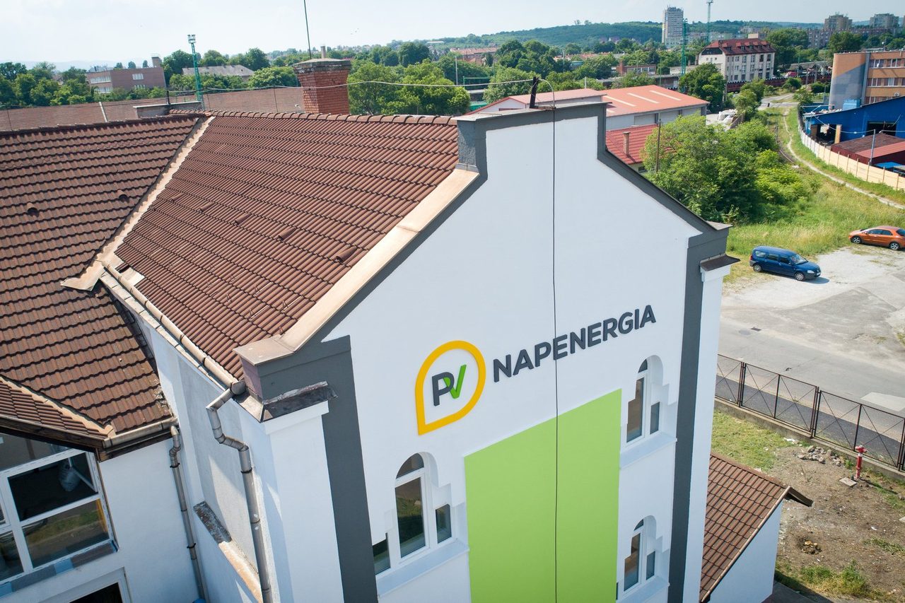 A PV Napenergia miskolci irodaháza madártávlatból, az oromfalán a cég feliratával