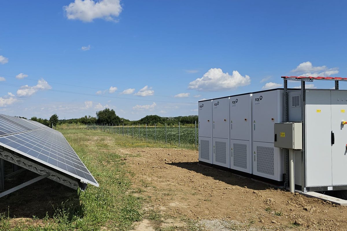 Ipari energiatároló szekrénysor napelemes rendszer mellett a szabadban